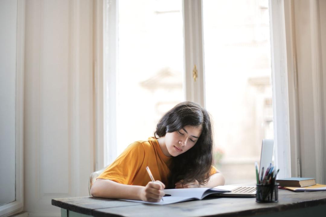 Editing vs Proofreading: A Practical Guide to Polishing an Essay